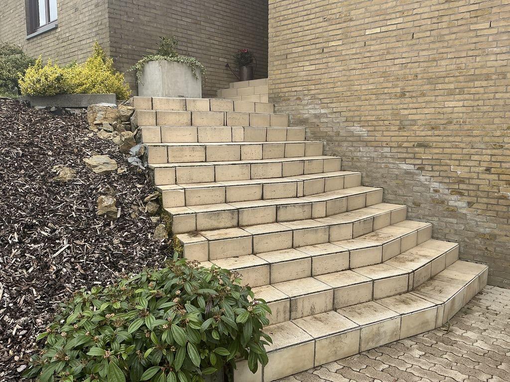 Escalier extérieur avant rénovation : carrelage beige usé et encrassé